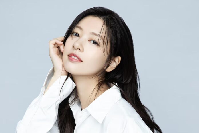 Đây là lần tái xuất màn ảnh nhỏ đáng chú ý của Jung So Min sau một thời gian tập trung cho điện ảnh và sân khấu. Nữ diễn viên được khán giả biết đến rộng rãi qua các bộ phim như "Because This Is My First Life", "Monthly Magazine Home" và "My Father is Strange" – nơi cô ghi điểm nhờ khả năng thể hiện nội tâm nhân vật sâu sắc (Ảnh: Internet)