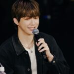Kang Daniel biểu diễn ca khúc sắp phát hành “Watercolor” tại fanmeeting (Ảnh: Internet)