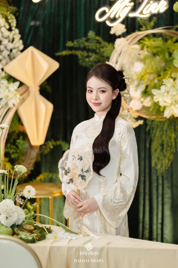 Tóc buộc lệch cao lọn xoăn sóng