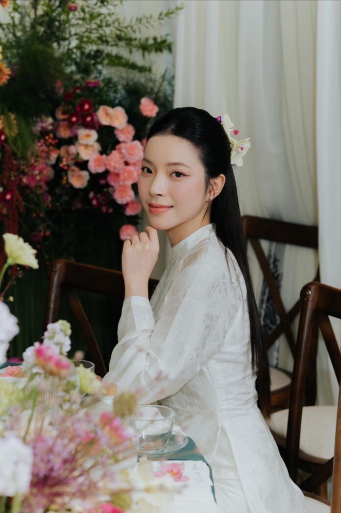 Tóc thẳng buộc nửa đầu cài hoa