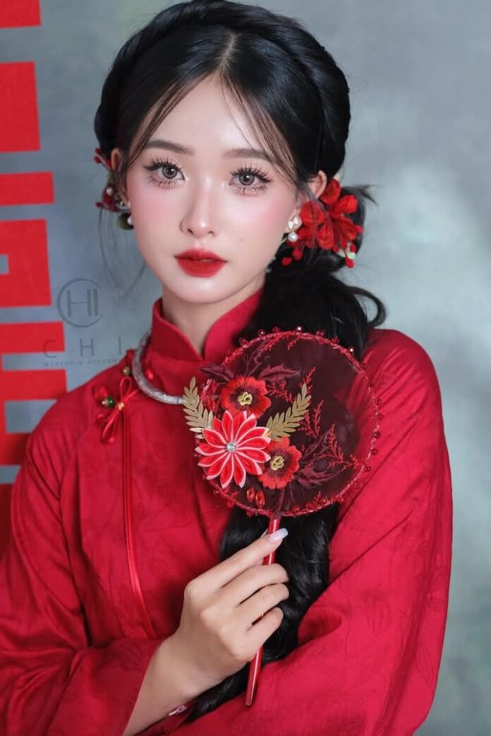 Tóc dài buộc lệch cài hoa (Nguồn: Internet)