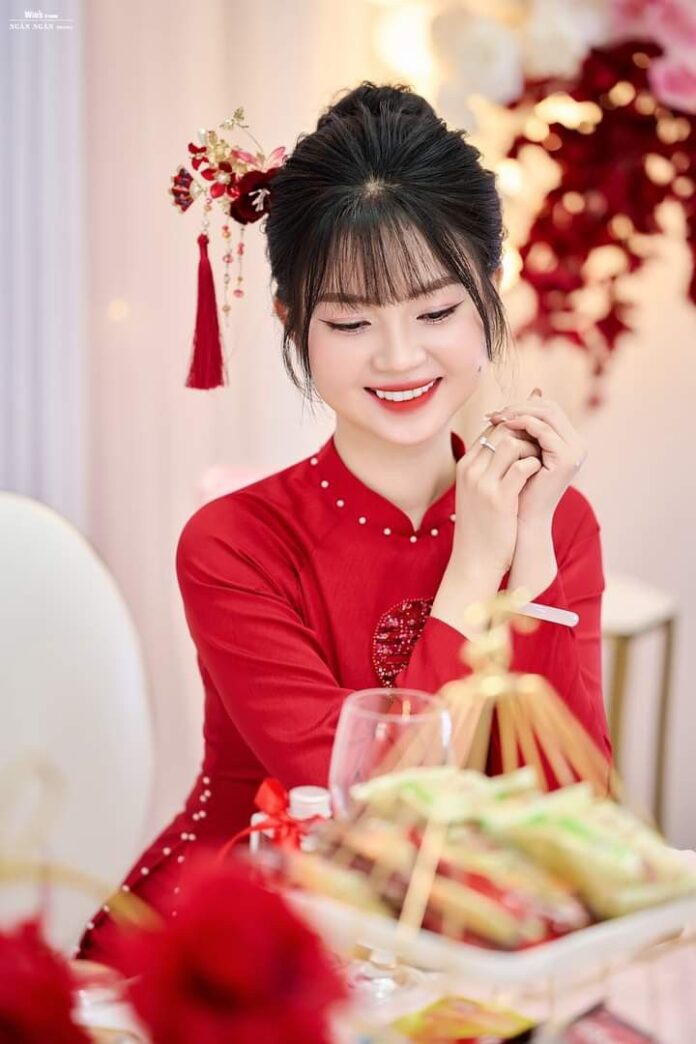 Tóc búi kèm mái thưa và cài trâm