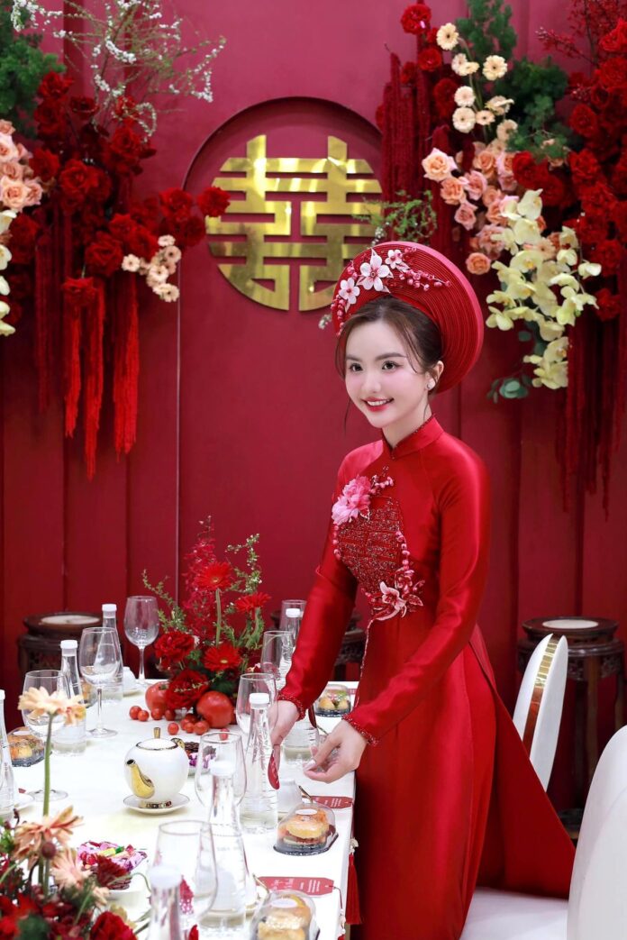 Tóc búi thấp đội mấn truyền thống