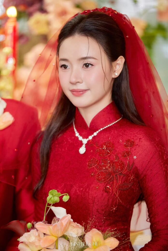 Mấn tròn cùng tóc buộc nửa đầu(Nguồn: Internet)