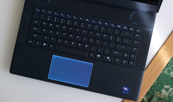 Laptop Area-51 được trang bị các phím cơ học với biên độ phím lớn và đèn RGB tùy chỉnh cho cả bàn phím và bàn di chuột (Ảnh: Internet) Laptop Area-51 được trang bị các phím cơ học với biên độ phím lớn và đèn RGB tùy chỉnh cho cả bàn phím và bàn di chuột (Ảnh: Internet)