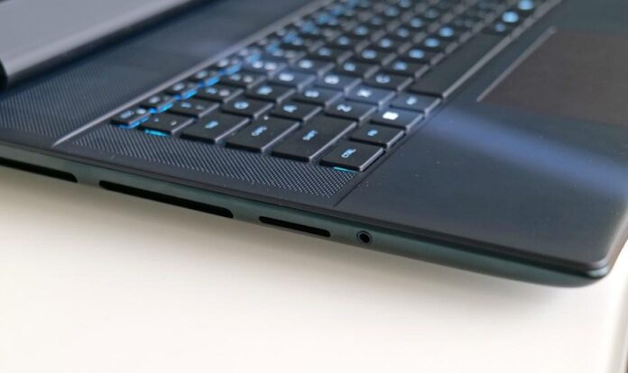 Hai cổng duy nhất của laptop Area-51 không nằm ở mặt sau là đầu đọc thẻ nhớ microSD và cổng âm thanh 3,5mm (Ảnh: Internet) Hai cổng duy nhất của laptop Area-51 không nằm ở mặt sau là đầu đọc thẻ nhớ microSD và cổng âm thanh 3,5mm (Ảnh: Internet)