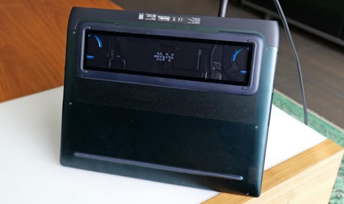 Mặt đáy của laptop Area-51 vừa tiện dụng vừa đẹp mắt với buồng Cryo Chamber cho phép quan sát các linh kiện bên trong đồng thời cải thiện khả năng tản nhiệt (Ảnh: Internet) Mặt đáy của laptop Area-51 vừa tiện dụng vừa đẹp mắt với buồng Cryo Chamber cho phép quan sát các linh kiện bên trong đồng thời cải thiện khả năng tản nhiệt (Ảnh: Internet)