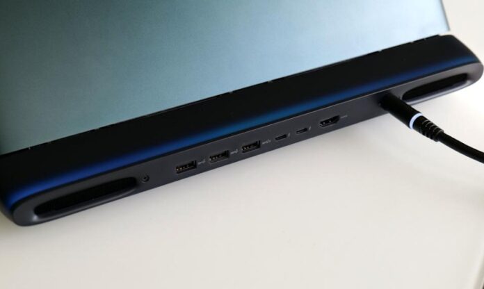 Hầu hết các cổng kết nối của laptop Area-51 đều nằm ở mặt sau, rất tiện lợi để giữ dây cáp gọn gàng nhưng sẽ bất tiện nếu muốn cắm nhanh các phụ kiện USB như ổ đĩa flash (Ảnh: Internet) Hầu hết các cổng kết nối của laptop Area-51 đều nằm ở mặt sau, rất tiện lợi để giữ dây cáp gọn gàng nhưng sẽ bất tiện nếu muốn cắm nhanh các phụ kiện USB như ổ đĩa flash (Ảnh: Internet)