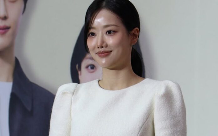 Vụ việc năm 2021 từng khiến dư luận chia rẽ, song về sau nhiều bằng chứng được công bố cho thấy những cáo buộc ban đầu là thiếu căn cứ. DSP Media lên tiếng bảo vệ Lee Na Eun và cho biết nữ thần tượng đã chịu nhiều áp lực tinh thần. Sau khi kết thúc hợp đồng với DSP năm 2022, cô ký hợp đồng mới với Namoo Actors – công ty quản lý của nhiều diễn viên tên tuổi như Park Min Young và Ji Sung – thể hiện mong muốn nghiêm túc theo đuổi con đường diễn xuất chuyên nghiệp (Ảnh: Internet)