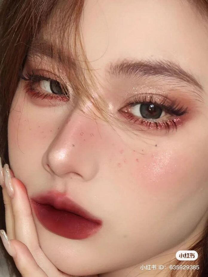 Tone makeup đậm và sắc nét