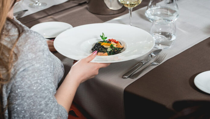 Nhiều nhà hàng phục vụ mezza porzione (suất ăn một nửa) để hạn chế thức ăn bị bỏ thừa (Ảnh: Internet)