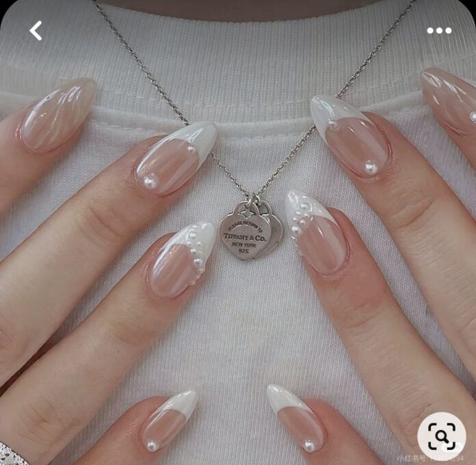Nail french trắng tinh tế