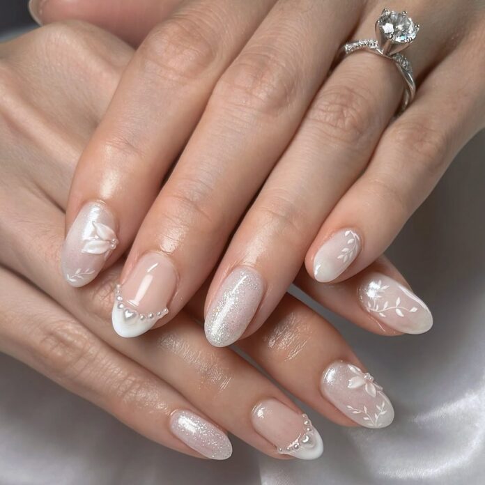 Nail tone trắng nhẹ nhàng cho áo dài