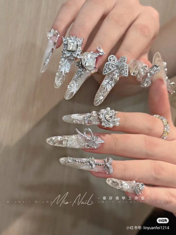 Nail dài xinh đính đá khối