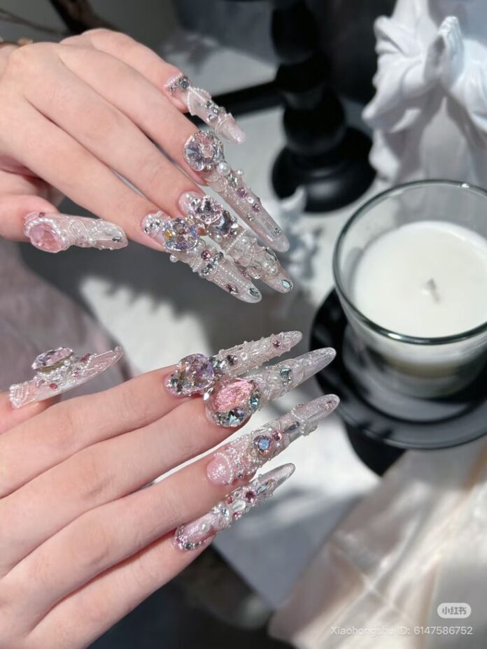 Nail đính đá dài xinh xắn