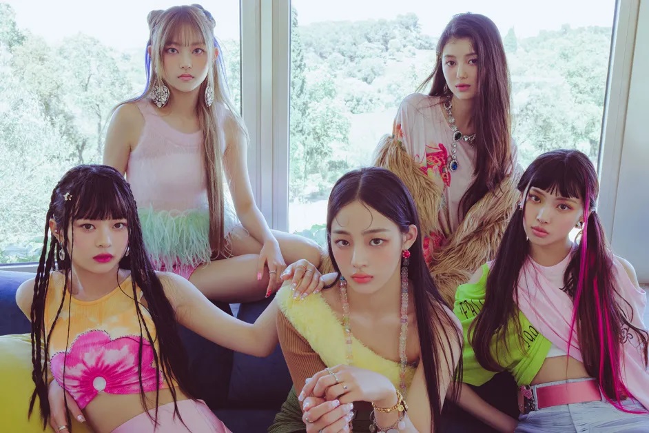 NewJeans ra mắt tháng 7/2022 dưới trướng ADOR – công ty con của HYBE, nhanh chóng trở thành hiện tượng toàn cầu nhờ phong cách hoài cổ và hình ảnh tự nhiên, khác biệt với xu hướng K-pop đương đại (Ảnh: Internet) NewJeans ra mắt tháng 7/2022 dưới trướng ADOR – công ty con của HYBE, nhanh chóng trở thành hiện tượng toàn cầu nhờ phong cách hoài cổ và hình ảnh tự nhiên, khác biệt với xu hướng K-pop đương đại (Ảnh: Internet)