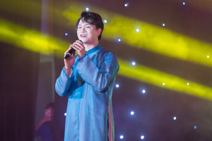 Nghệ sĩ Tuấn Cry sáng tác và trình bày ca khúc Clicking,