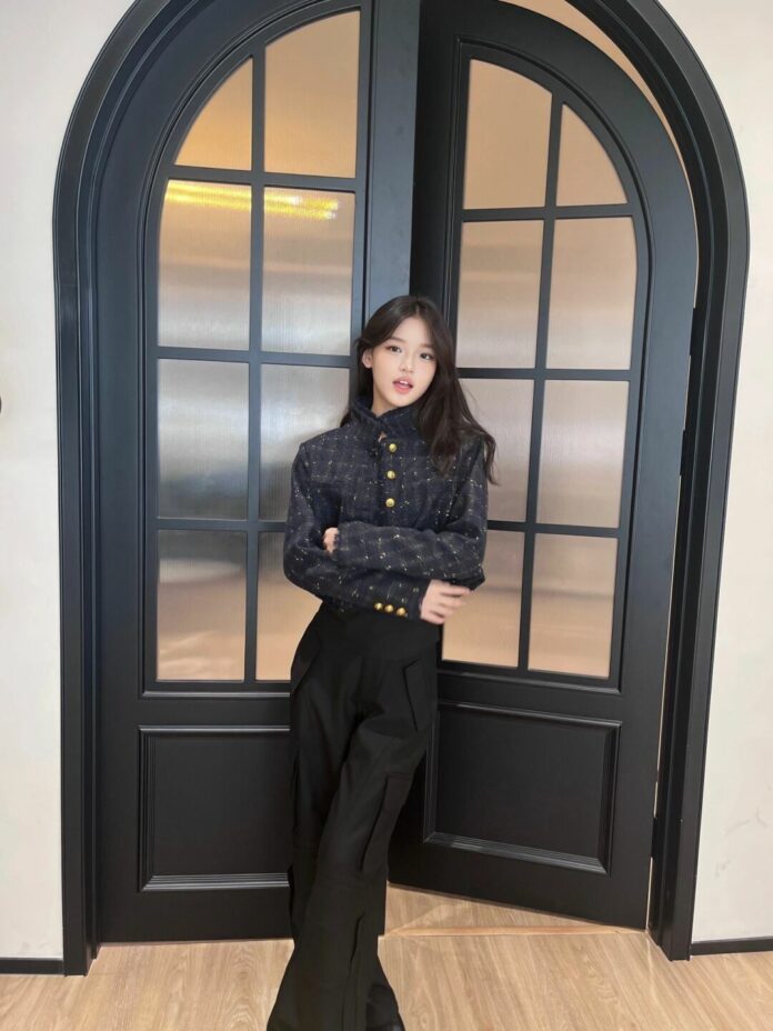 Áo dáng ngắn cùng quần vải suông