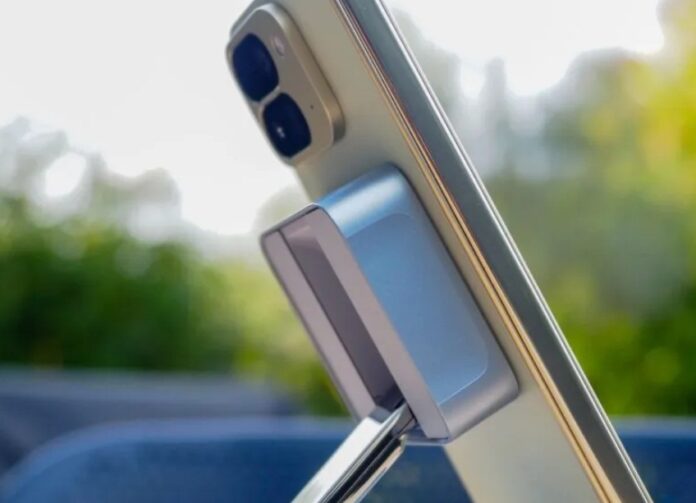 Chân đế sạc Qi2 và điện thoại Pixel 10 Pro Fold (Ảnh: Internet)