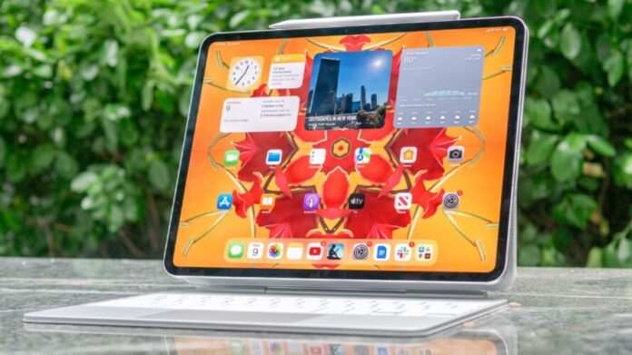 iPad 11 hỗ trợ bàn phím kèm trackpad, biến tablet thành công cụ làm việc như laptop (Ảnh: Internet)