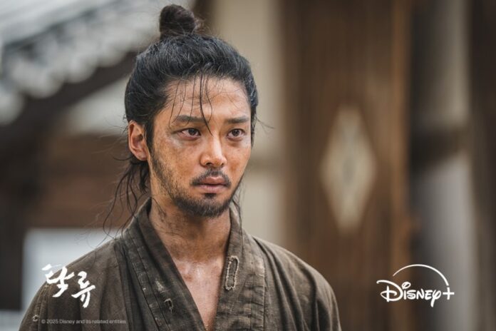 Rowoon tên thật là Kim Seokwoo, sinh năm 1996. Anh từng là thành viên nhóm nhạc SF9 trước khi chuyển hướng hoàn toàn sang diễn xuất. Với gương mặt điển trai, chiều cao 1m90 và khả năng diễn xuất tự nhiên, Rowoon nhanh chóng trở thành gương mặt được yêu thích qua các bộ phim như "Extraordinary You" (2019), "The King’s Affection" (2021) và "Destined With You" (2023) (Ảnh: Internet)