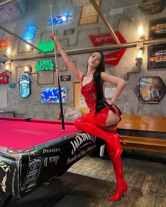 Solar từng đăng tải vlog luyện múa cột trên YouTube cá nhân, thu hút hàng triệu lượt xem và truyền cảm hứng tập luyện cho nhiều fan nữ (Ảnh: Internet)