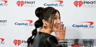 EJAE - Ca sĩ kiêm nhạc sĩ người Hàn Quốc, từng viết nhạc cho nhiều nhóm K-pop nổi tiếng như Red Velvet, TWICE, aespa. Trong “K-Pop Demon Hunters”, cô đảm nhận vai trò nhà sản xuất giọng hát, đồng sáng tác nhạc phim và là giọng ca thể hiện nhân vật chính Rumi – được coi là bước ngoặt trong sự nghiệp sáng tác và biểu diễn của cô (Ảnh: Internet)