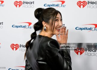 EJAE - Ca sĩ kiêm nhạc sĩ người Hàn Quốc, từng viết nhạc cho nhiều nhóm K-pop nổi tiếng như Red Velvet, TWICE, aespa. Trong “K-Pop Demon Hunters”, cô đảm nhận vai trò nhà sản xuất giọng hát, đồng sáng tác nhạc phim và là giọng ca thể hiện nhân vật chính Rumi – được coi là bước ngoặt trong sự nghiệp sáng tác và biểu diễn của cô (Ảnh: Internet)