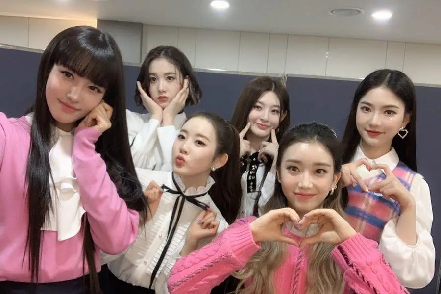 SWITH là tên fandom chính thức của STAYC, kết hợp từ “STAYC” và “WITH”, mang ý nghĩa “luôn đồng hành cùng STAYC” (Ảnh: Internet) SWITH là tên fandom chính thức của STAYC, kết hợp từ “STAYC” và “WITH”, mang ý nghĩa “luôn đồng hành cùng STAYC” (Ảnh: Internet)