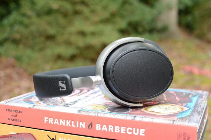 Tai nghe HDB 630 có thiết kế rất cơ bản với nhiều chi tiết bằng nhựa (Ảnh: Internet)