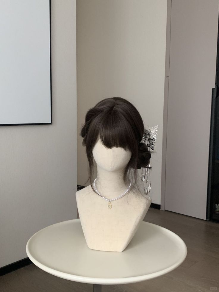 Tóc dài búi thấp lệch