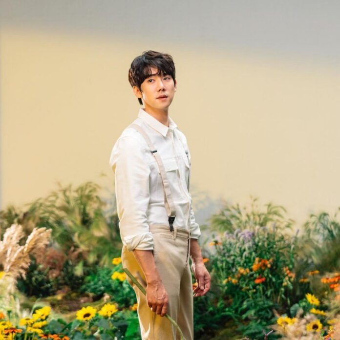 Gia đình Yoo Yeon Seok có ít nhất hai người giữ chức danh giáo sư — bố anh trong lĩnh vực kỹ thuật và anh trai cả trong ngành toán học — cho thấy truyền thống học thuật mạnh mẽ đã ảnh hưởng sâu sắc đến tư duy và cách sống của nam diễn viên (Ảnh: Internet)