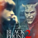 Cảnh poster phim Điện Thoại Đen 2 với nhân vật Grabber đeo mặt nạ kinh dị