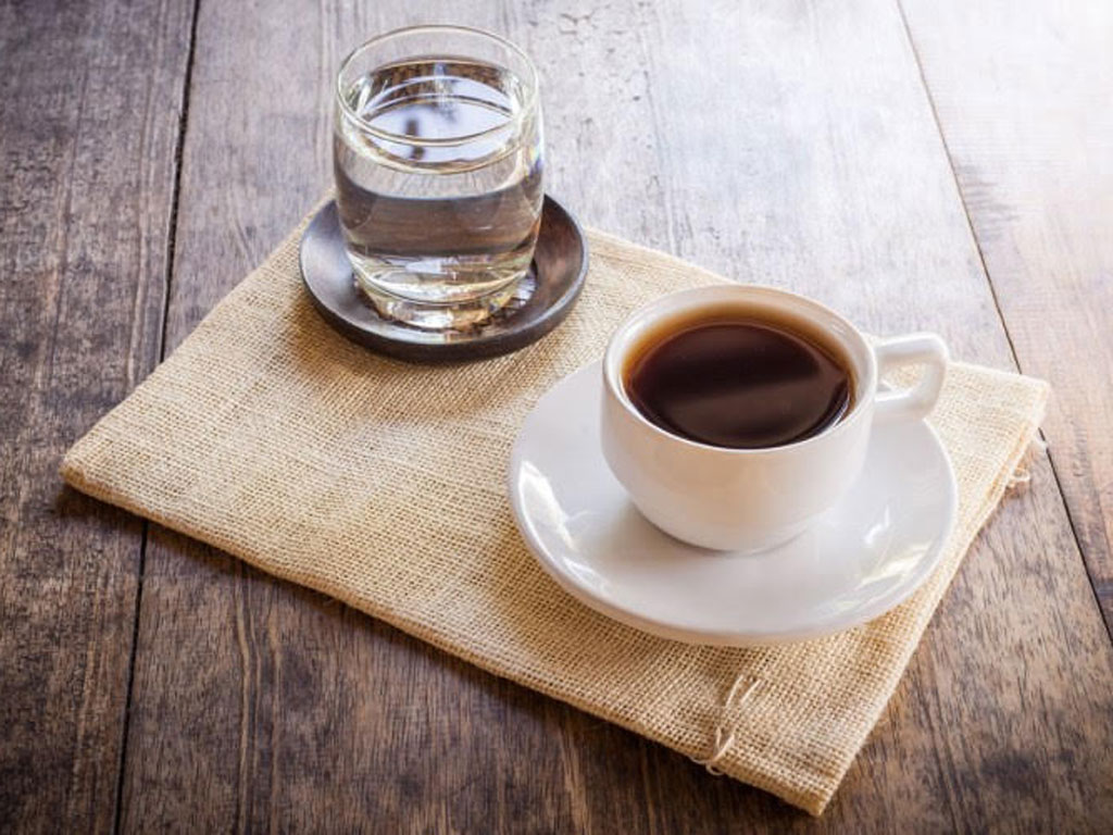 Uống đủ nước song song với cà phê
