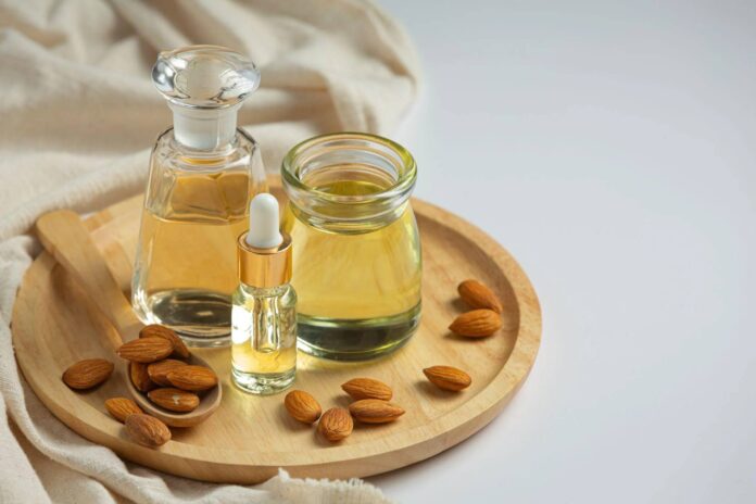 Giàu axit béo, vitamin E và các chất chống oxy hóa, dầu hạnh nhân không chỉ giúp mái tóc trở nên óng mượt mà còn bảo vệ tóc khỏi tác động từ môi trường
