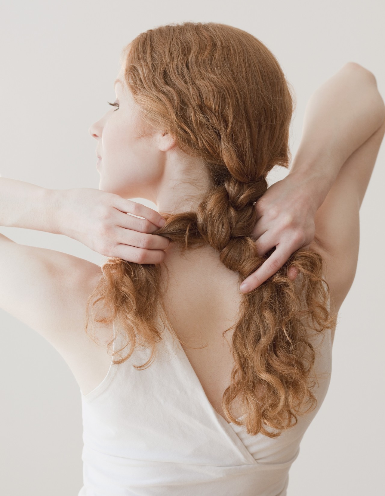 Các kiểu tóc bảo vệ như tết, búi nhẹ hoặc xoắn sẽ giúp giảm tiếp xúc của tóc với môi trường khắc nghiệt