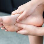 Lòng bàn tay, bàn chân bị vàng? Nguyên nhân và các lưu ý cần biết!