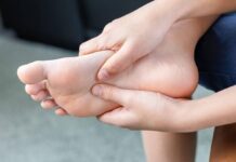 Lòng bàn tay, bàn chân bị vàng? Nguyên nhân và các lưu ý cần biết!