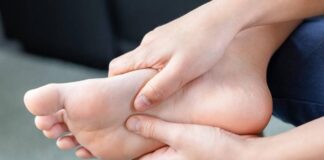 Lòng bàn tay, bàn chân bị vàng? Nguyên nhân và các lưu ý cần biết!