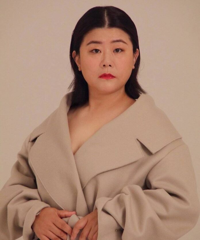 Lee Jung-eun trong vai Jang Hee-sook, giám đốc Trung tâm giới thiệu bác sĩ – một người thực dụng và đầy toan tính