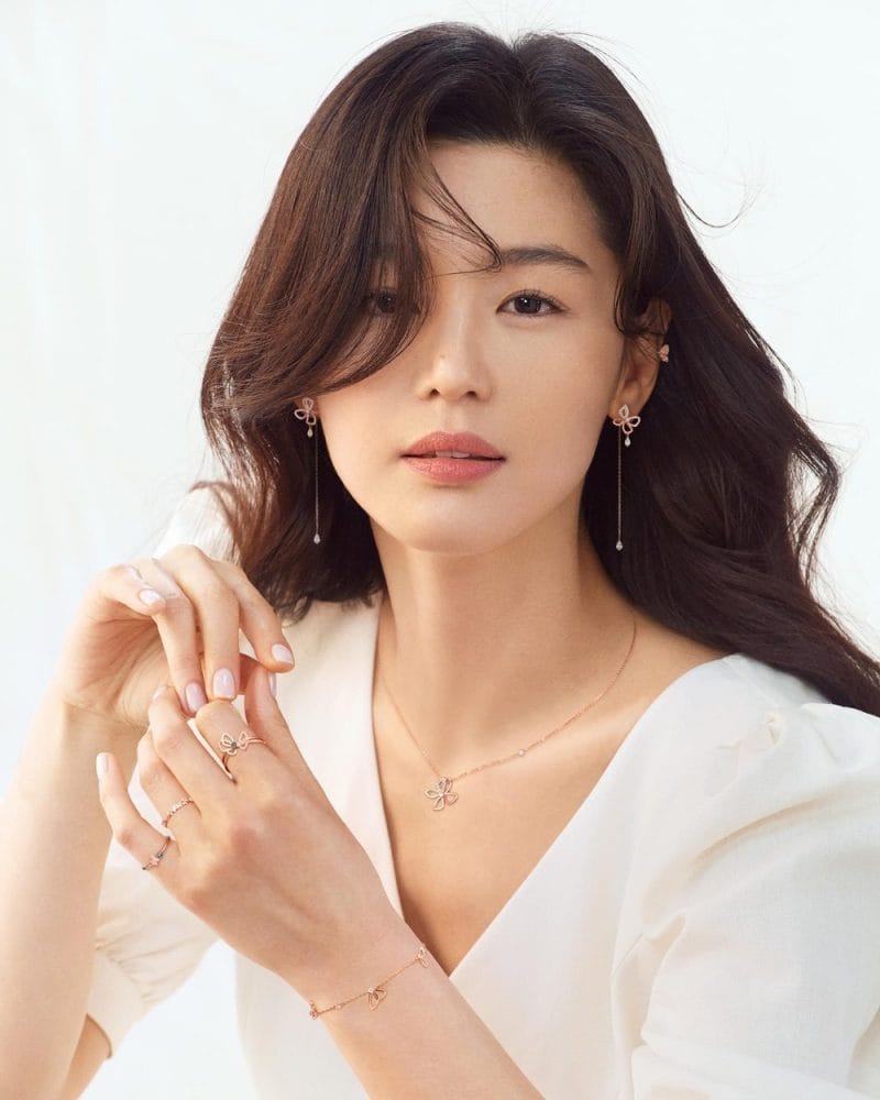 Trong phim, Jun Ji-hyun vào vai Gu Ja-hong, một nữ diễn viên hàng đầu đồng thời là gumiho (Cửu vĩ hồ) 2.000 năm tuổi