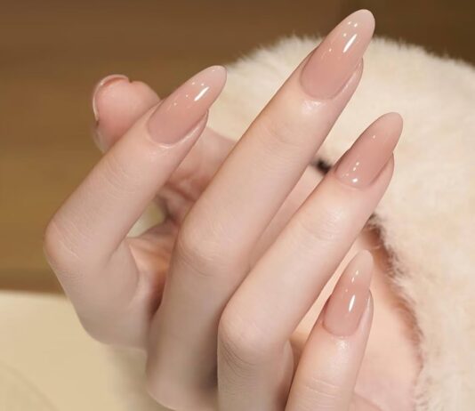 10 màu móng tay phù hợp với mọi trang phục mà không sợ lỗi thời Nude trong suốt 10 màu móng tay phù hợp với mọi trang phục mà không sợ lỗi thời