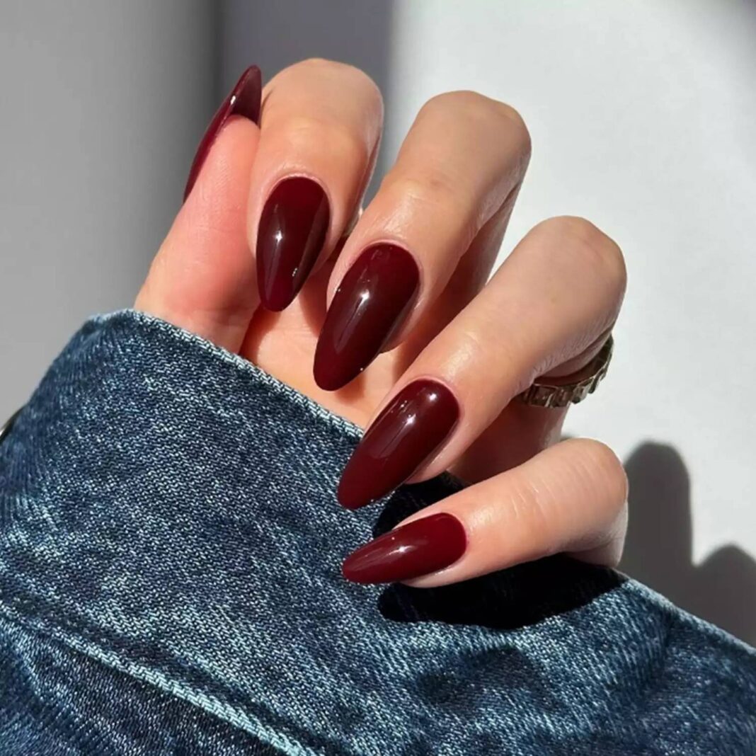 9 màu nail kinh điển giúp bạn tỏa sáng trong mùa lễ hội cuối năm Đỏ rượu vang ánh nâu