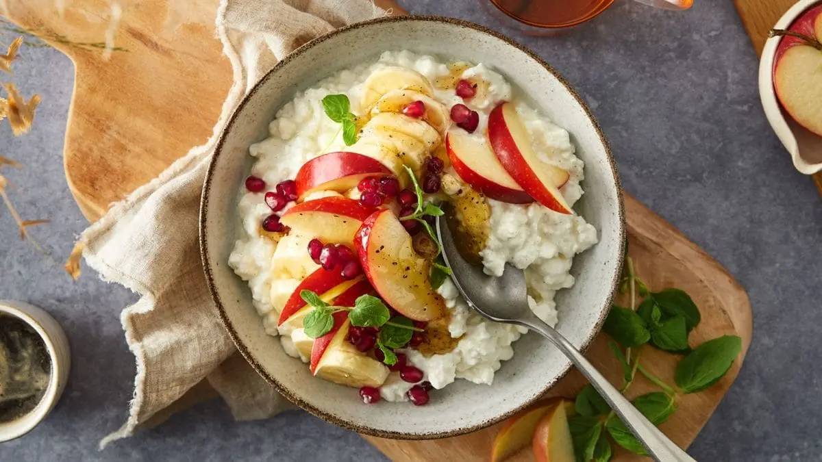 Phô mai cottage có nhiều lợi khuẩn giúp cân bằng hệ vi sinh đường ruột, hỗ trợ tiêu hóa và có thể tăng cường miễn dịch