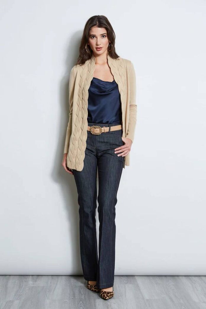 Áo cardigan khoác ngoài áo hai dây satin và quần jeans