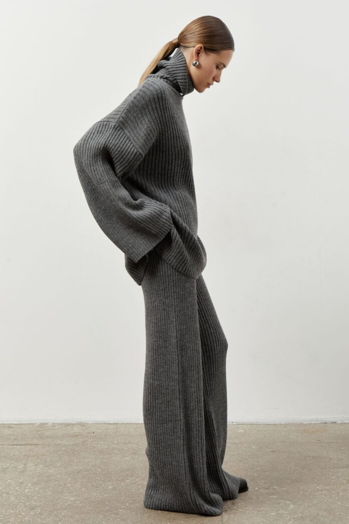 Bộ đồ len gân phối cùng giày lười