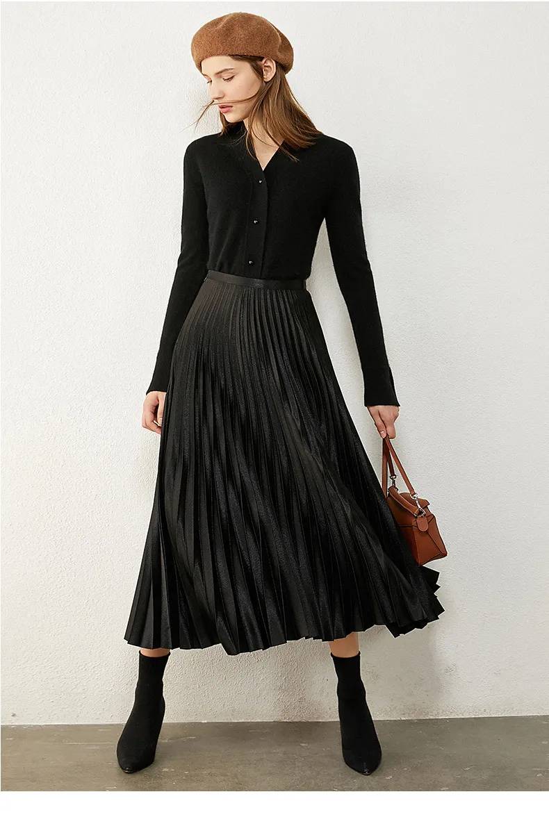 Áo len + chân váy xếp ly + bốt