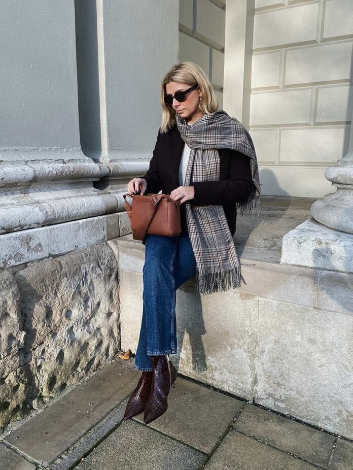 Áo khoác blazer + khăn quàng cổ + quần jeans ống đứng