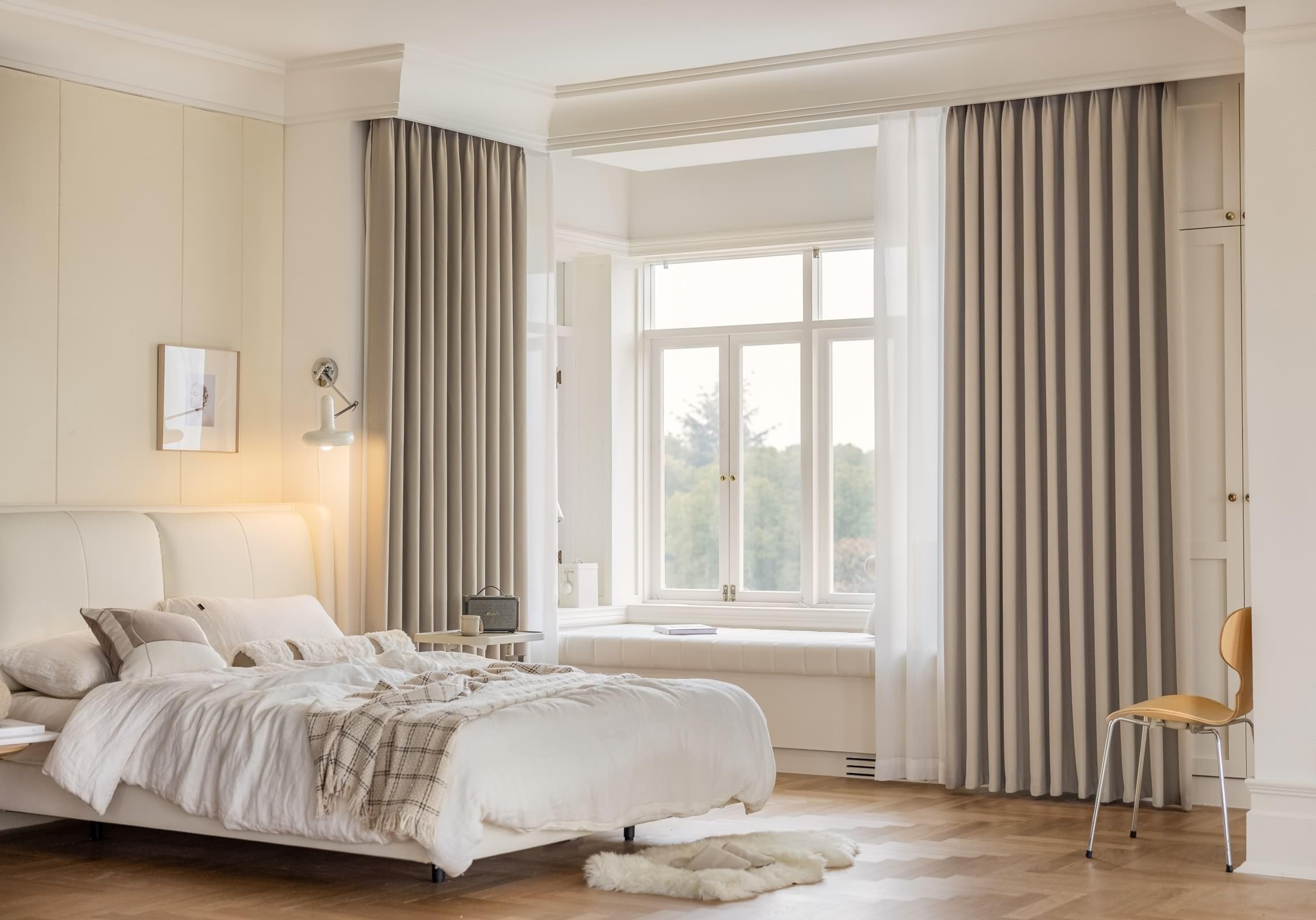 Treo rèm dày giúp chặn ánh nắng ban ngày và cản tiếng ồn, từ đó giúp bạn ngủ ngon hơn