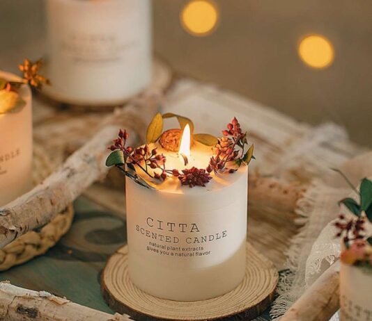 Gợi ý 10+ món quà Giáng Sinh ý nghĩa và tiện dụng dành tặng cho những người thân yêu Nến thơm là món quà không chỉ đẹp mắt mà còn giúp tạo nên không gian thư giãn đúng chất mùa lễ hội